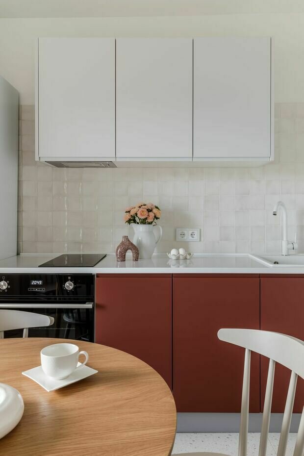 Фотография: Кухня и столовая в стиле Современный, Минимализм, Малогабаритная квартира, Квартира, Проект недели, Панельный дом, 1 комната, 40-60 метров, малогабаритки – фото на INMYROOM