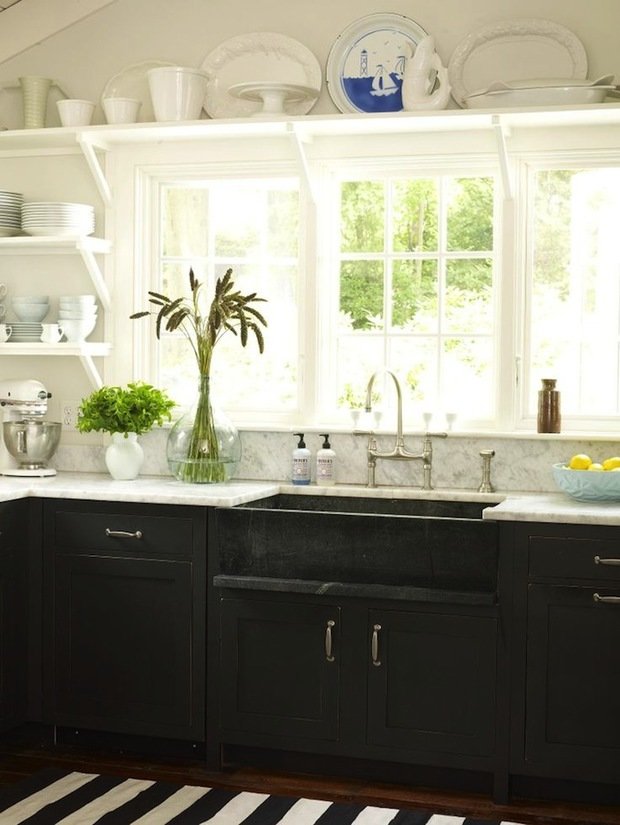 Фотография: Кухня и столовая в стиле Прованс и Кантри, Интерьер комнат, Цвет в интерьере, Белый – фото на INMYROOM