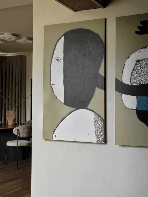 Лаконичное оформление дополняют картины художницы Евгении Гольцевой.