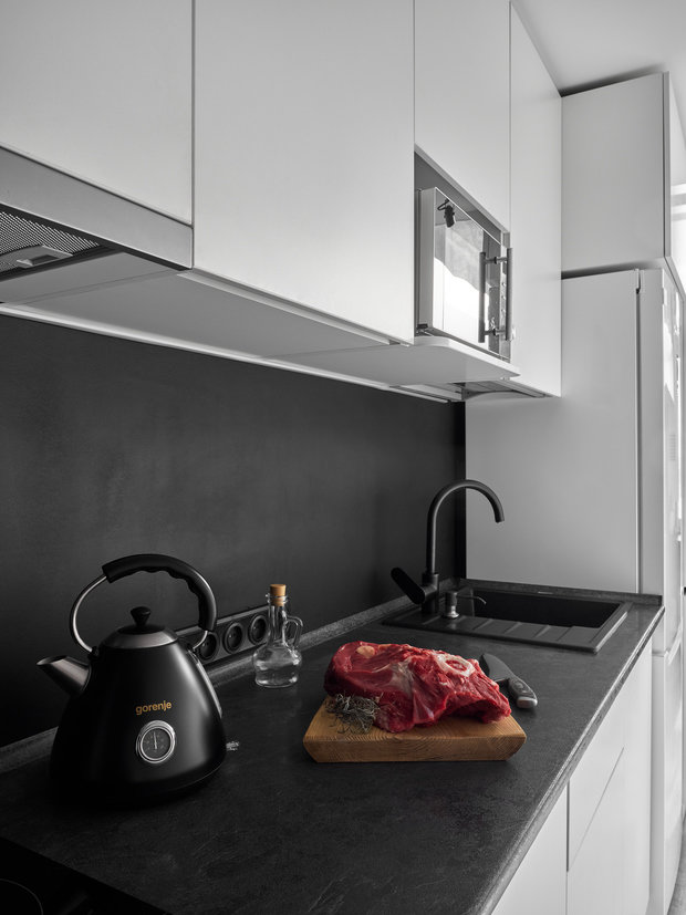 Кухня в коридоре, на фартуке просто моющаяся черная краска, которая отлично эксплуатируется. Гарнитур выполнен полностью из ЛДСП.