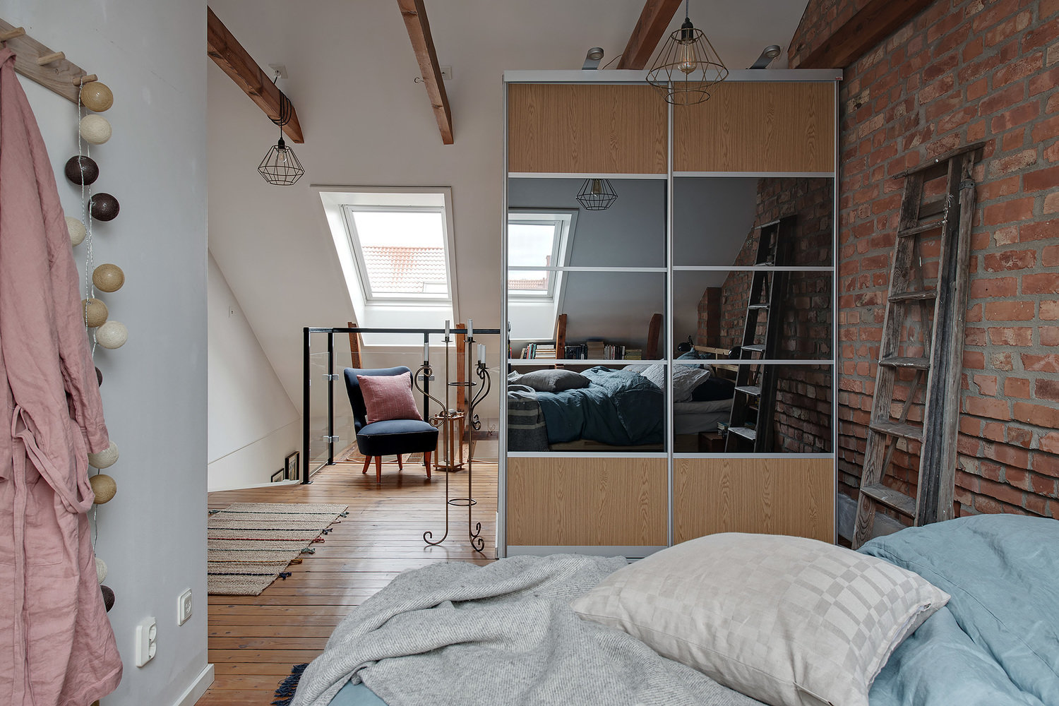 Фотография: Спальня в стиле Скандинавский, Декор интерьера, Квартира, Швеция, Гетеборг, скандинавский интерьер, Отделка стен, интерьер с кирпичной кладкой, 2 комнаты, 60-90 метров – фото на INMYROOM