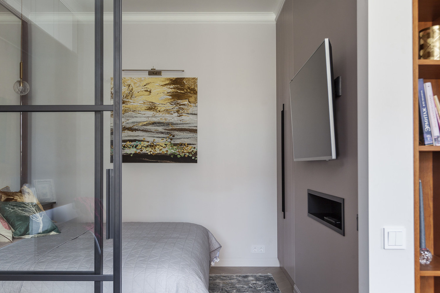 Под телевизором сделали нишу для пультов, декора и мелких вещей. Под телевизором сделали нишу для пультов, декора и мелких вещей.