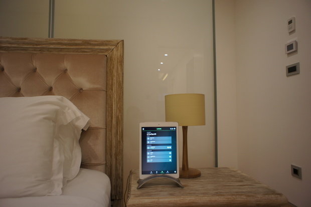 Интерьер спальни в современном стиле с элементами минимализма