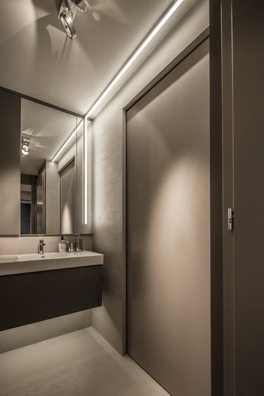 Фотография: Ванная в стиле Современный, Малогабаритная квартира, Квартира, Цвет в интерьере, Дома и квартиры, Серый, Умный дом, Будапешт – фото на INMYROOM