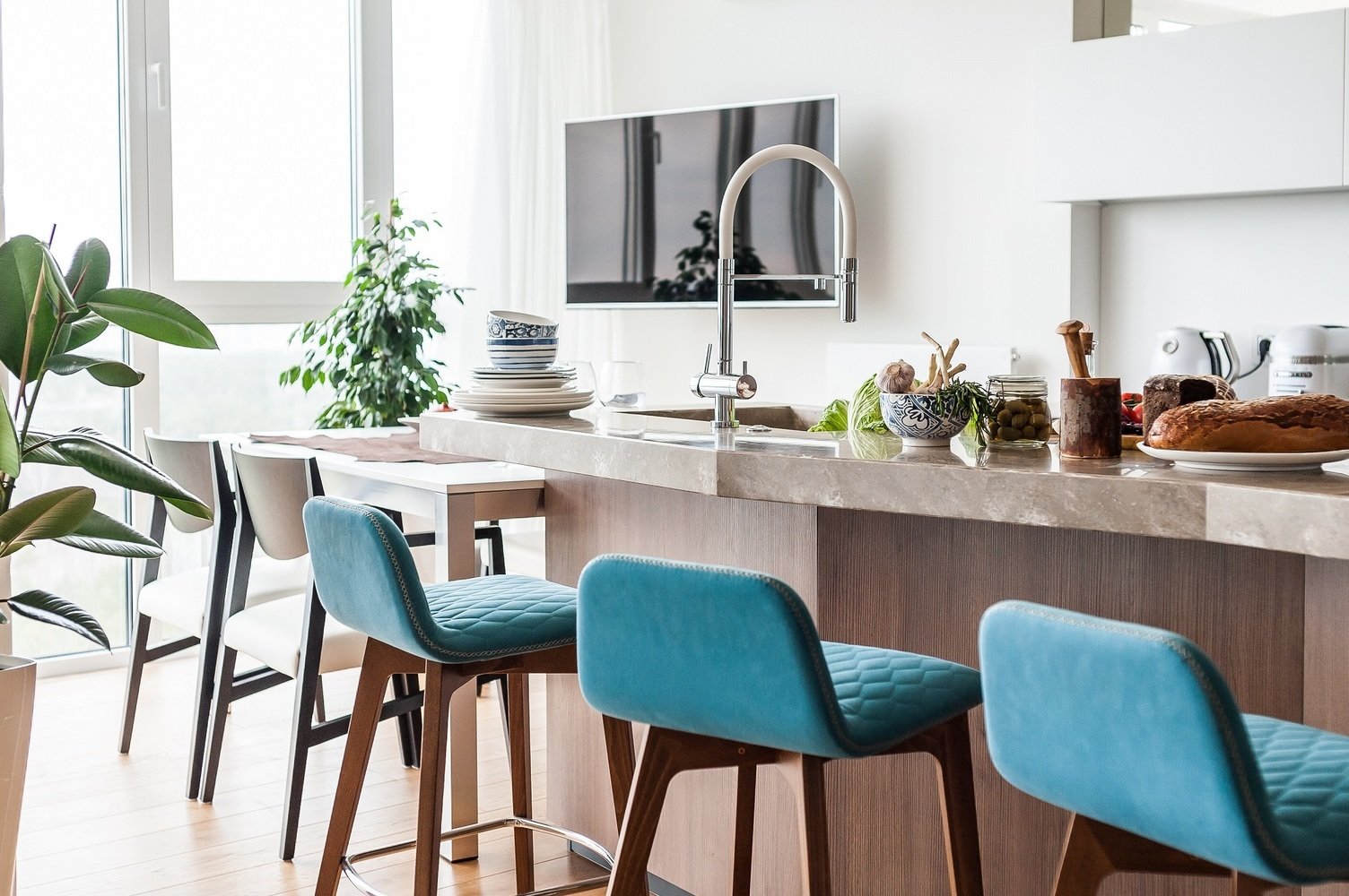 Фотография: Кухня и столовая в стиле Современный, Ванная, Гостиная, Спальня, Белый, Проект недели, Бежевый, Коричневый, Более 90 метров, ПРЕМИЯ INMYROOM – фото на INMYROOM Фотография: Кухня и столовая в стиле Современный, Ванная, Гостиная, Спальня, Белый, Проект недели, Бежевый, Коричневый, Более 90 метров, ПРЕМИЯ INMYROOM – фото на INMYROOM