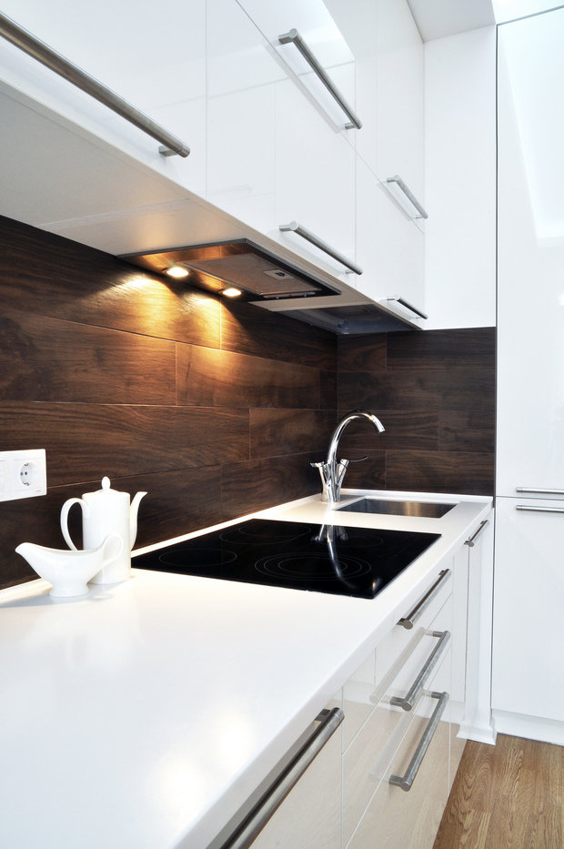 Фотография: Кухня и столовая в стиле Хай-тек, Малогабаритная квартира, Квартира, Цвет в интерьере, Дома и квартиры, Белый, Переделка – фото на INMYROOM