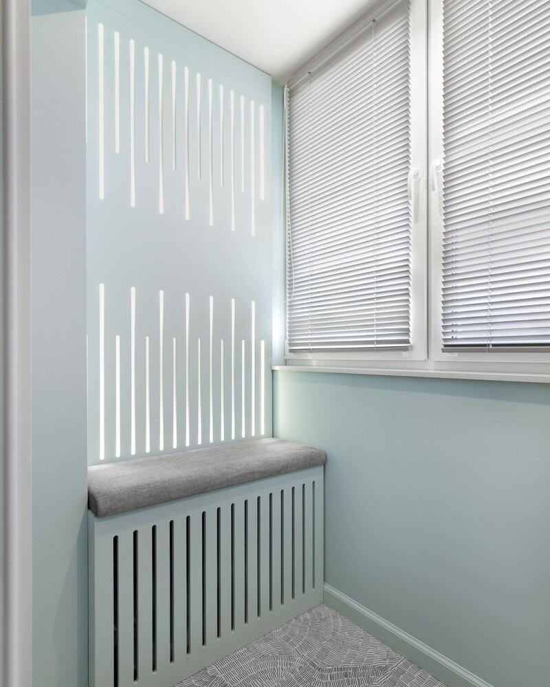 На балконе обустроили уютную зону отдыха.