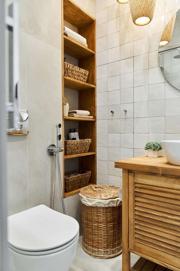 Санузел совмещенный, установлен унитаз с подвесной инсталляцией, что визуально облегчает пространство и очень практично в уборке.