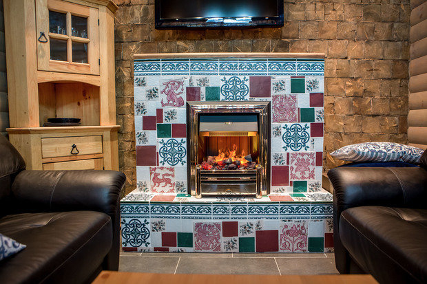 Фотография: Прочее в стиле Прованс и Кантри, Россия, Аксессуары, Adrenalina, Дымов керамика, Декор, Мебель и свет, Дача, Красный, Зеленый, Бежевый, Синий, Серый, Розовый, Коричневый, Дом и дача, Kerama Marazzi, Wunderlicht, Dimplex, Venis, Рубикон, Белькантри, Мария Соловьева-Сосновик, бюджетное оформление бани, баня в русском стиле, изразцовый камин в бане – фото на INMYROOM