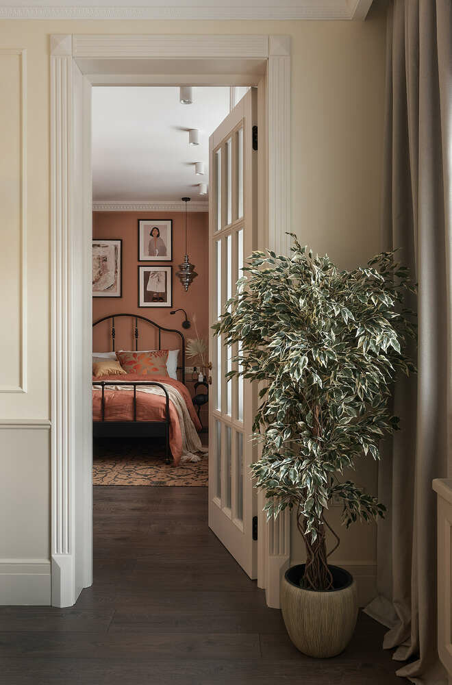 Интересный подвесной светильник в комнате дочери разместили по оси проема, что заметно из гостиной. Проемы заказчики хотели максимально высокие. Но чтобы двери не выглядели тяжело, решили делать их с расстекловкой и матовым стеклом. Двери имеют высоту 250 см.