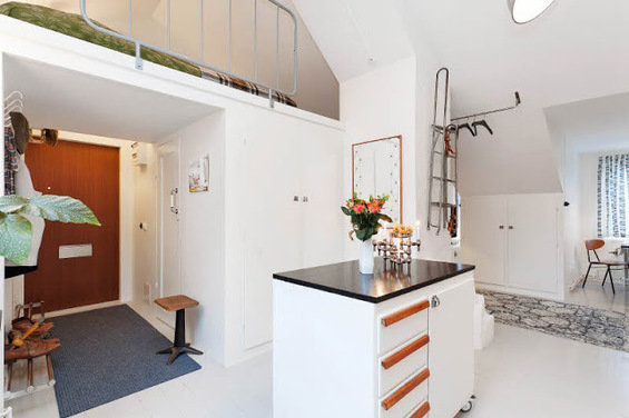 Фотография: Кухня и столовая в стиле Скандинавский, Малогабаритная квартира, Квартира, Швеция, Цвет в интерьере, Дома и квартиры, Белый – фото на INMYROOM Фотография: Кухня и столовая в стиле Скандинавский, Малогабаритная квартира, Квартира, Швеция, Цвет в интерьере, Дома и квартиры, Белый – фото на INMYROOM