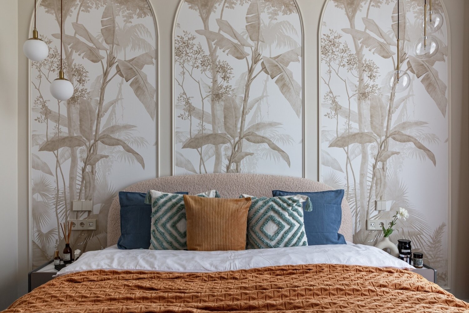 «Бюджет реализации был средний, поэтому предпочтение мы отдали мебели российского производства. Мне очень нравится кровать в обивке „барашек“. На тот момент мы забрали чуть ли не последнюю такую ткань из наличия, чему очень радовались», — рассказывает дизайнер. «Бюджет реализации был средний, поэтому предпочтение мы отдали мебели российского производства. Мне очень нравится кровать в обивке „барашек“. На тот момент мы забрали чуть ли не последнюю такую ткань из наличия, чему очень радовались», — рассказывает дизайнер.