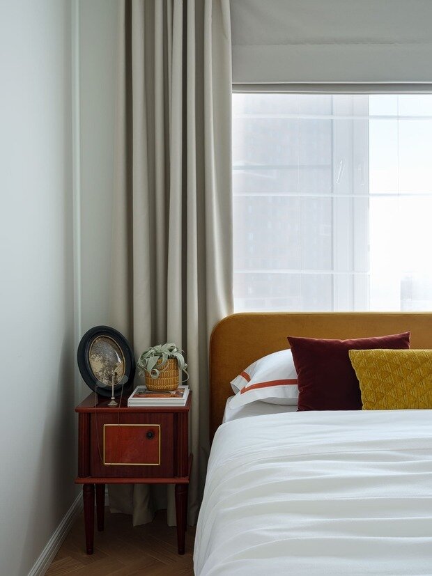 Прикроватные тумбочки достались заказчице в наследство от бабушки. 