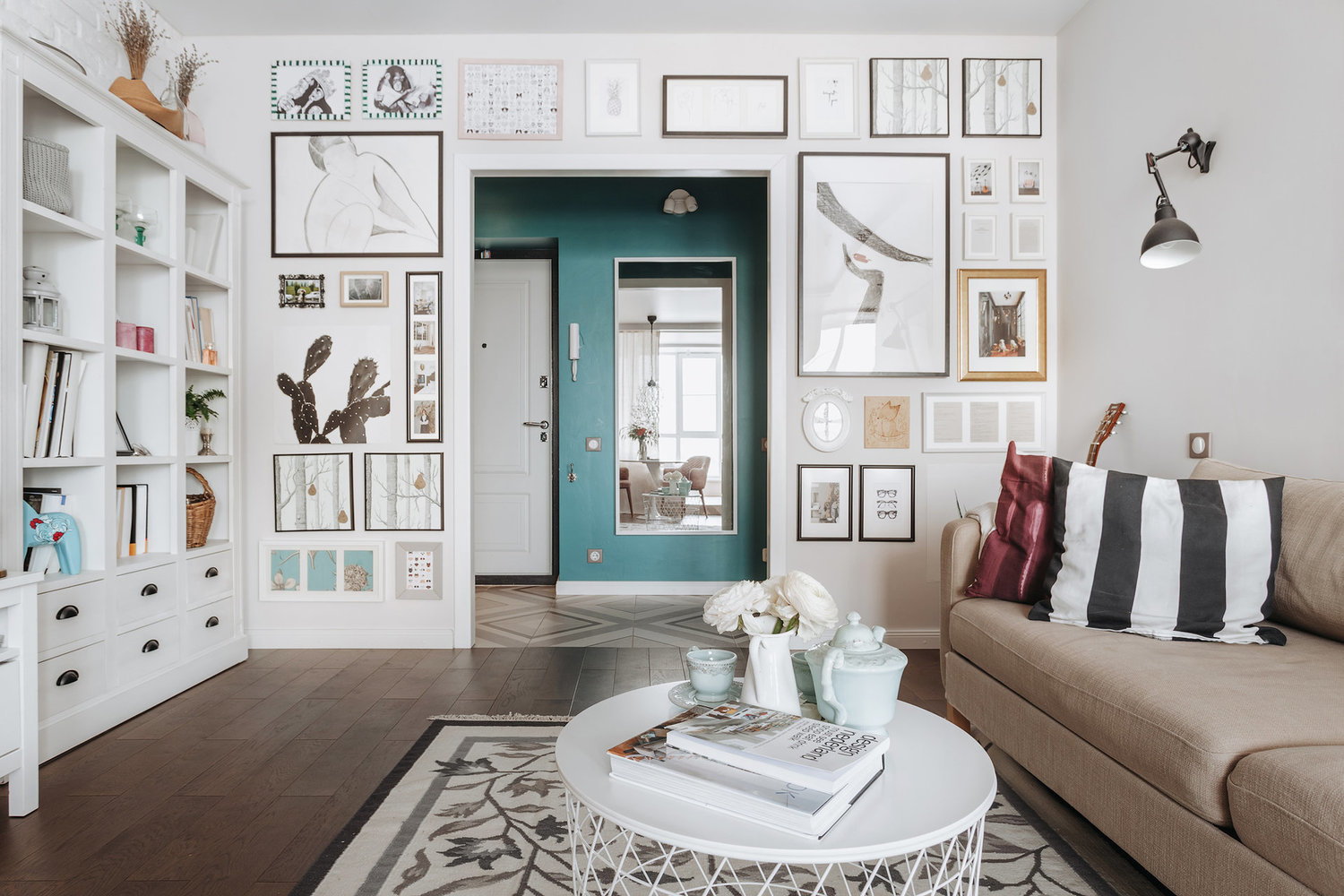 Фотография: Гостиная в стиле Скандинавский, Обои, Декоративная штукатурка, Краска, Женя Жданова, Гид, декор стен, фотоообои, Cartelle Design, Нина Биркадзе, Оксана Бутман, Ольга Сирук, Дина Косточка, Мария Глаголева, Марина Меренкова – фото на INMYROOM Фотография: Гостиная в стиле Скандинавский, Обои, Декоративная штукатурка, Краска, Женя Жданова, Гид, декор стен, фотоообои, Cartelle Design, Нина Биркадзе, Оксана Бутман, Ольга Сирук, Дина Косточка, Мария Глаголева, Марина Меренкова – фото на INMYROOM