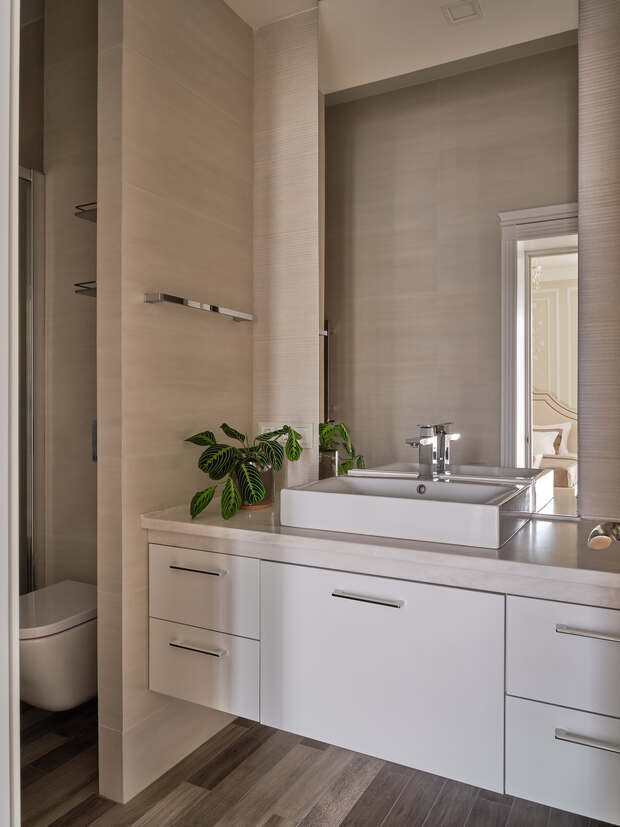 Фотография: Ванная в стиле Классический, Современный, Дом, Проект дня, Москва, Дом и дача, Блочный дом, 4 и больше, Более 90 метров, классический с современными элементами, Екатерина Бачурина – фото на INMYROOM