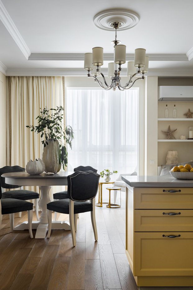 В отделке использовали классические элементы: гипсовые молдинги, потолочные карнизы и потолочные розетки.  