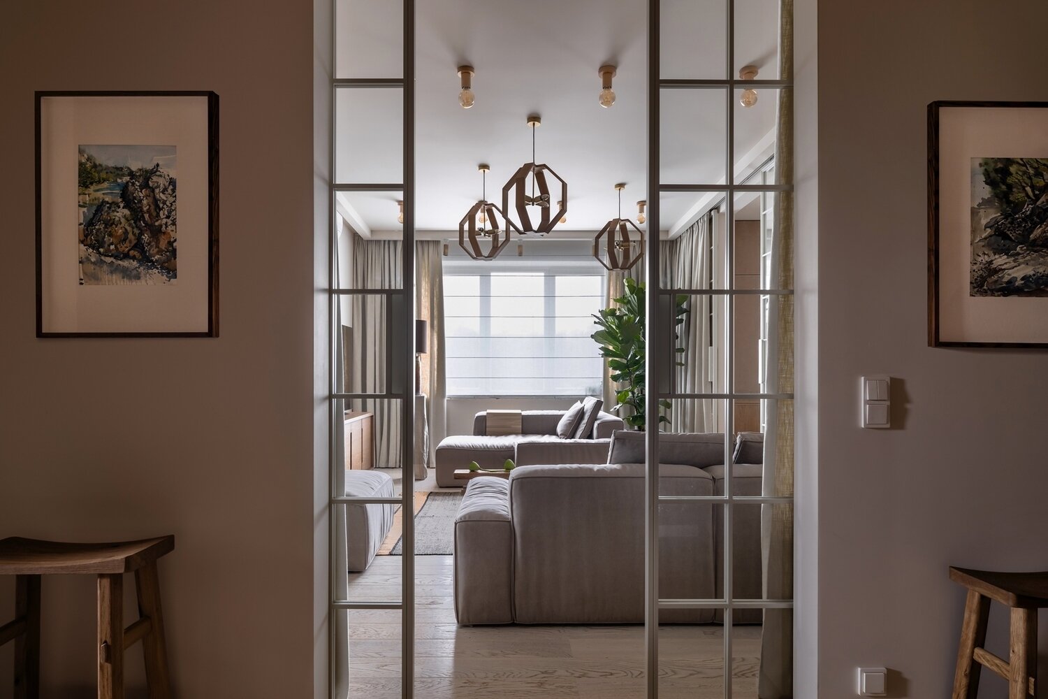 По обе стороны от входа в гостиную висят парные акварели Александры Журавлевой с видами Хорватии.