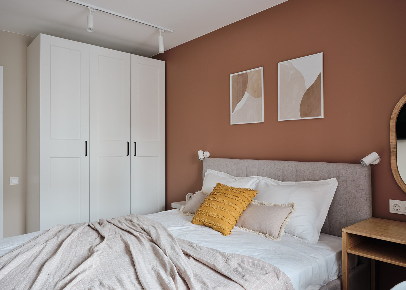 В спальне предусмотрен трехстворчатый шкаф с белыми фасадами из ИКЕА. Выбор готовых изделий позволил сэкономить деньги и время. В спальне предусмотрен трехстворчатый шкаф с белыми фасадами из ИКЕА. Выбор готовых изделий позволил сэкономить деньги и время.