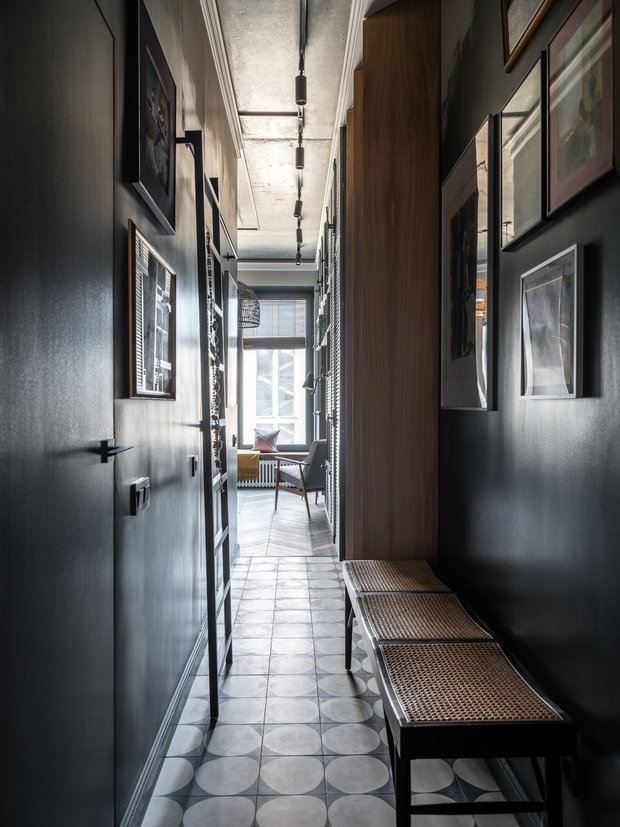 Лестница помогает достать до системы хранения под потолком.