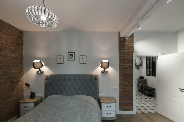 Фотография: Спальня в стиле Лофт, Эклектика, Квартира, Проект недели, Москва, Кирпичный дом, 2 комнаты, 40-60 метров, 60-90 метров, Варя Шалито – фото на INMYROOM