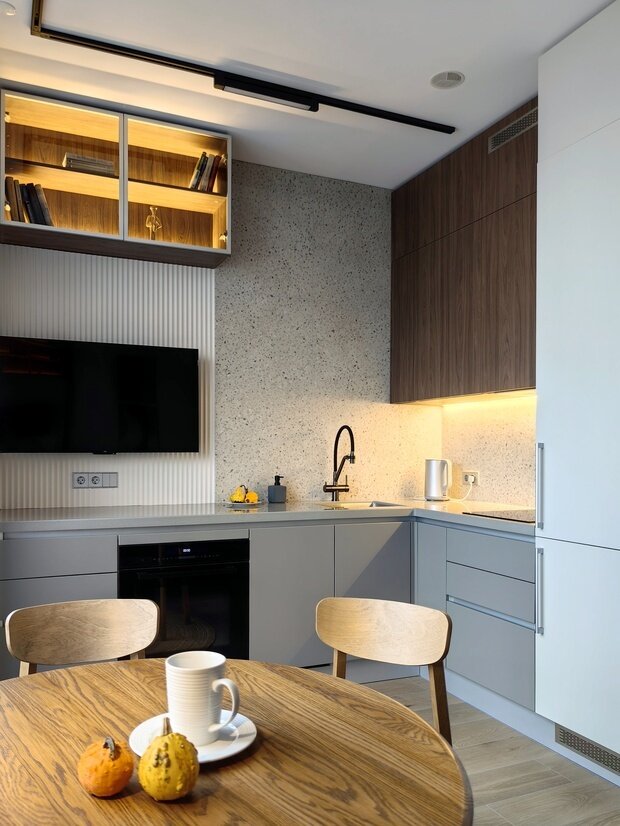 Фотография: Кухня и столовая в стиле Современный, Малогабаритная квартира, Квартира, Проект дня, Москва, Монолитный дом, 1 комната, до 40 метров, Юлия Гордеева, современный с элементами минимализма и скандинавского стиля, ЖК «Логос» – фото на INMYROOM