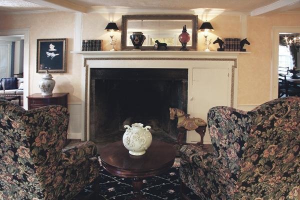 Фотография: Гостиная в стиле Классический, Декор интерьера, Мебель и свет – фото на INMYROOM