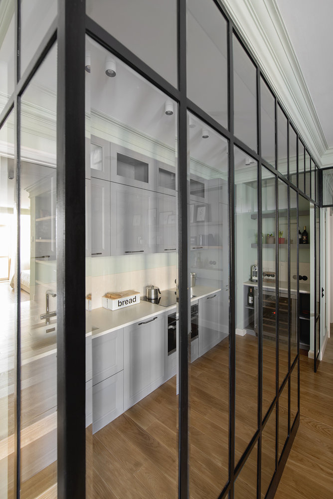 Фотография: Кухня и столовая в стиле Эклектика, Квартира, Россия, Планировки, Artemide, BoConcept, Gramercy Home, Teak House, Декор, Мебель и свет, Белый, Проект недели, Черный, Москва, Красный, Зеленый, Бежевый, Желтый, Серый, Голубой, Коричневый, MINOTTI, Little Green, Good Look Room, The Rug Company, Dialma Brown, Nаrciso Cantori, Rational, Le Home, Валерия Дзюба, Nido Interiors, кухня за стеклом, четыре комнаты из двушки, классика, лофт и прованс, кабинет в коридоре – фото на INMYROOM