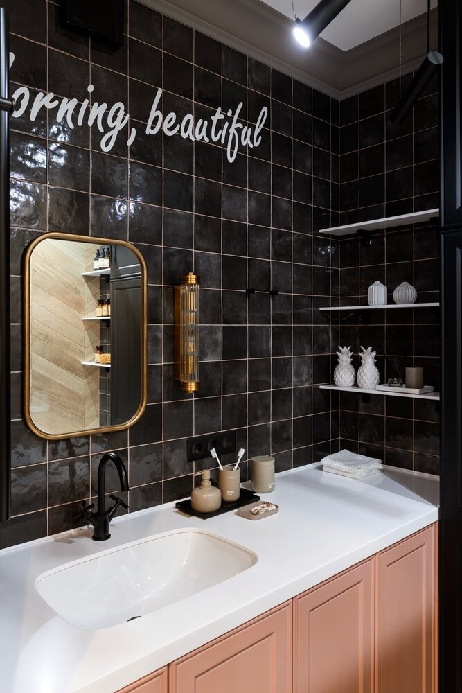 Под раковиной находится отсек для хранения полотенец и косметики, в следующих секциях расположена стиральная машина за фасадами. В большом шкафу напротив входа сделаны отсеки для хранения косметики, бытовой химии, ведра, швабры и оборудования для уборки квартиры. Также есть небольшие открытые полки в зоне ванной и раковины для размещения самого необходимого в ежедневном уходе.