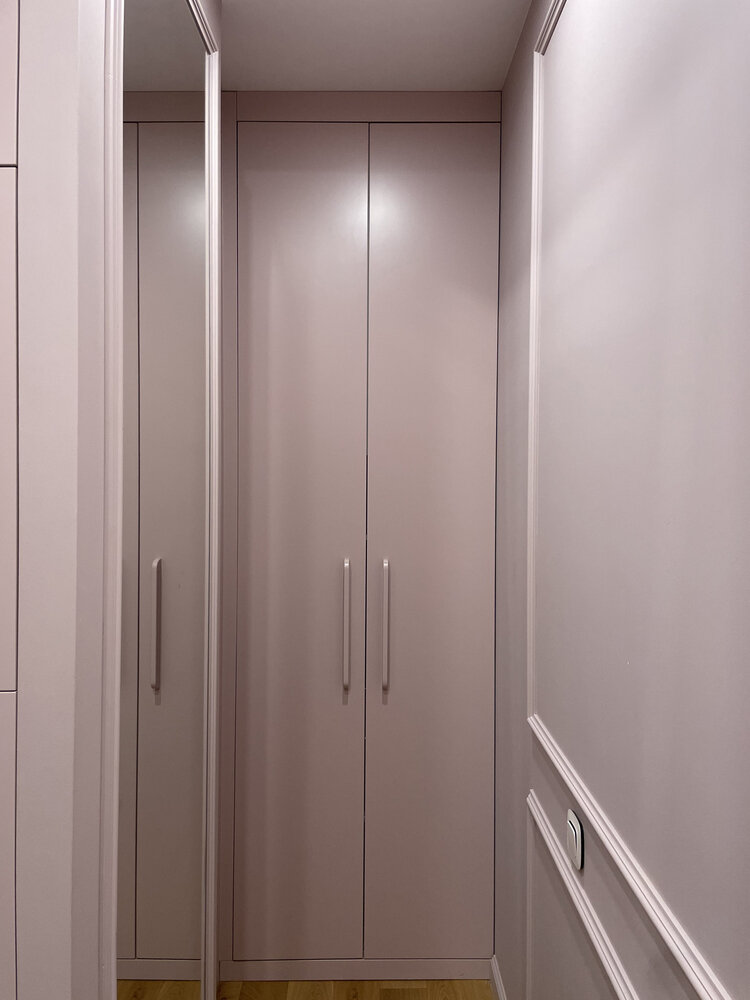 В этой зоне поместились шкаф для верхней одежды и хозяйственный блок. Большое зеркало приклеили на стену и обрамили молдингами, чтобы можно было видеть себя в полный рост. В этой зоне поместились шкаф для верхней одежды и хозяйственный блок. Большое зеркало приклеили на стену и обрамили молдингами, чтобы можно было видеть себя в полный рост.