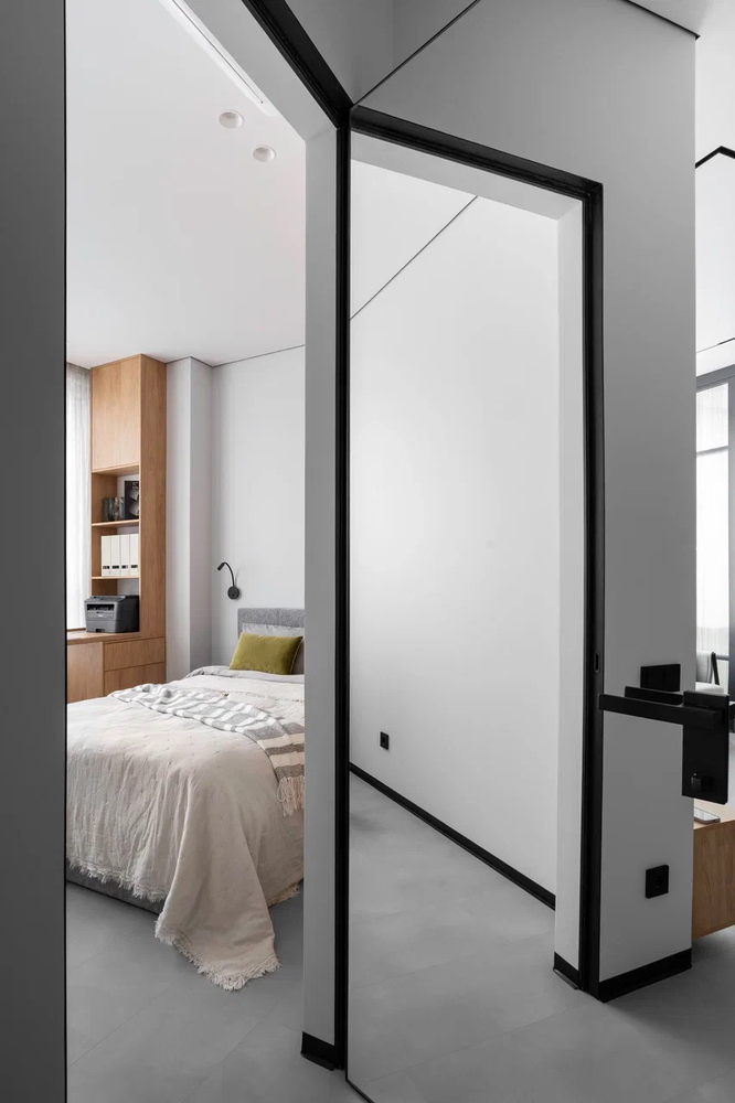 Использовали черный гибкий плинтус — он оказался очень удобен в эксплуатации и подчеркивает ритм черных деталей в интерьере. Использовали черный гибкий плинтус — он оказался очень удобен в эксплуатации и подчеркивает ритм черных деталей в интерьере.