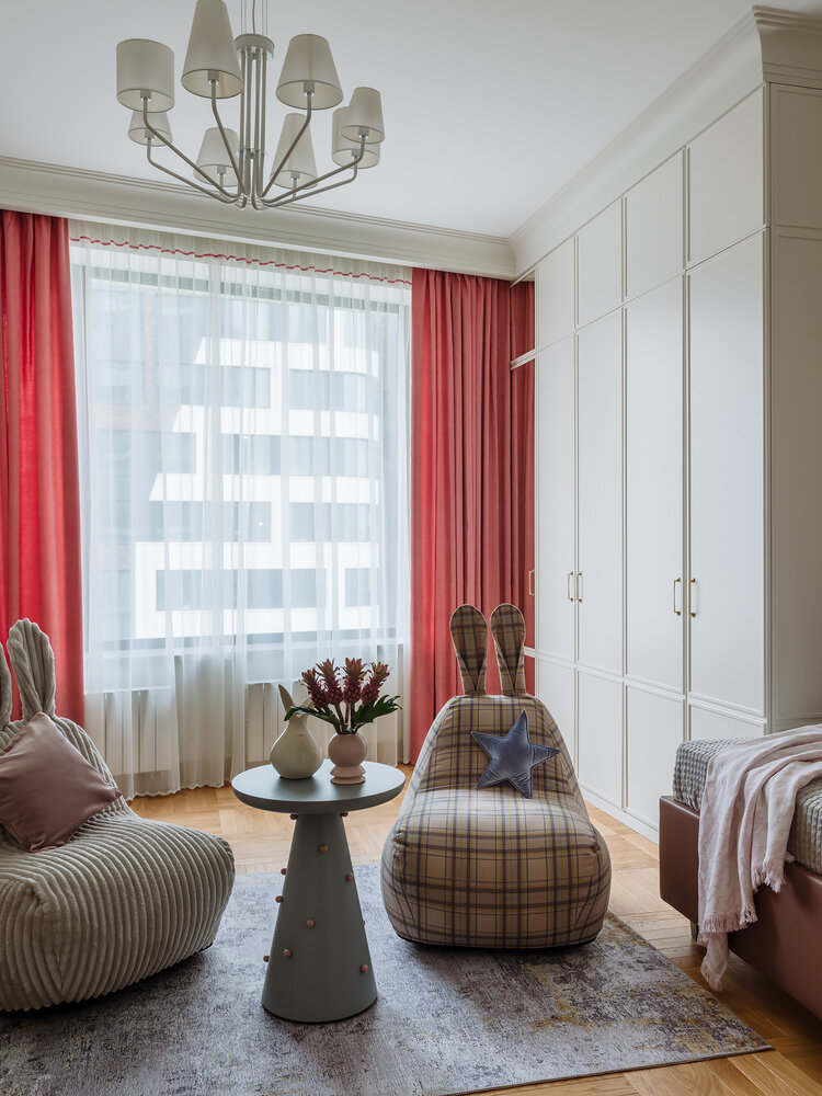 Во всех детских места для хранения закрыты фасадами, чтобы многочисленные игрушки и книги не создавали визуальный шум. Во всех детских места для хранения закрыты фасадами, чтобы многочисленные игрушки и книги не создавали визуальный шум.