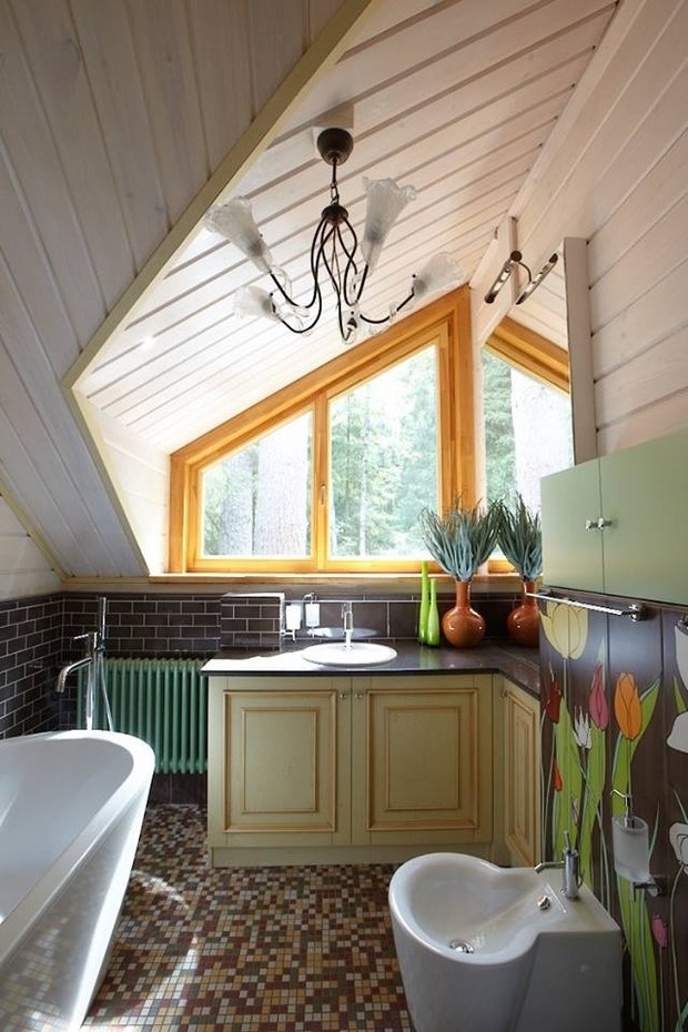 Фотография: Ванная в стиле Прованс и Кантри, Классический, Дом, Проект недели, Екатерина Блохина, Дом и дача, Московская область, дом из бруса, Антон Корнеев, Korneev Design Workshop, гостиная с камином, как оформить деревянный дом, дом с мансардой – фото на INMYROOM