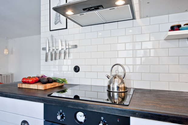 Фотография: Кухня и столовая в стиле Скандинавский, Малогабаритная квартира, Квартира, Цвет в интерьере, Дома и квартиры, Белый – фото на INMYROOM