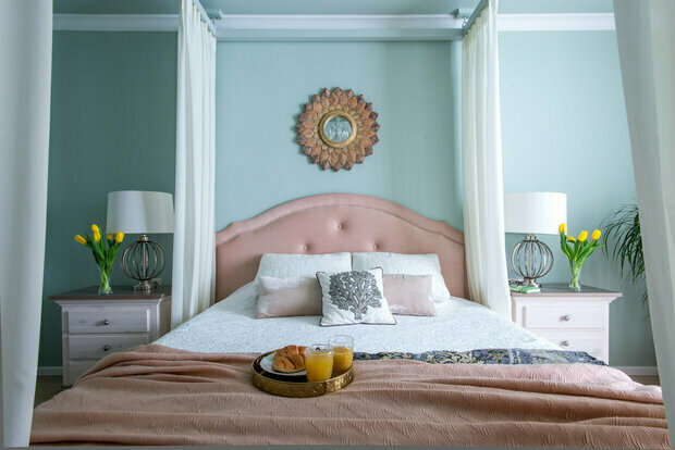 Интерьер спальни в стиле Прованс и Кантри с кроватью и балдахином