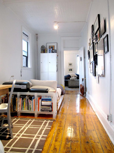 Фотография: Спальня в стиле Скандинавский, Малогабаритная квартира, Квартира, Цвет в интерьере, Дома и квартиры, Стены, Нью-Йорк, Системы хранения, Квартиры – фото на INMYROOM Фотография: Спальня в стиле Скандинавский, Малогабаритная квартира, Квартира, Цвет в интерьере, Дома и квартиры, Стены, Нью-Йорк, Системы хранения, Квартиры – фото на INMYROOM