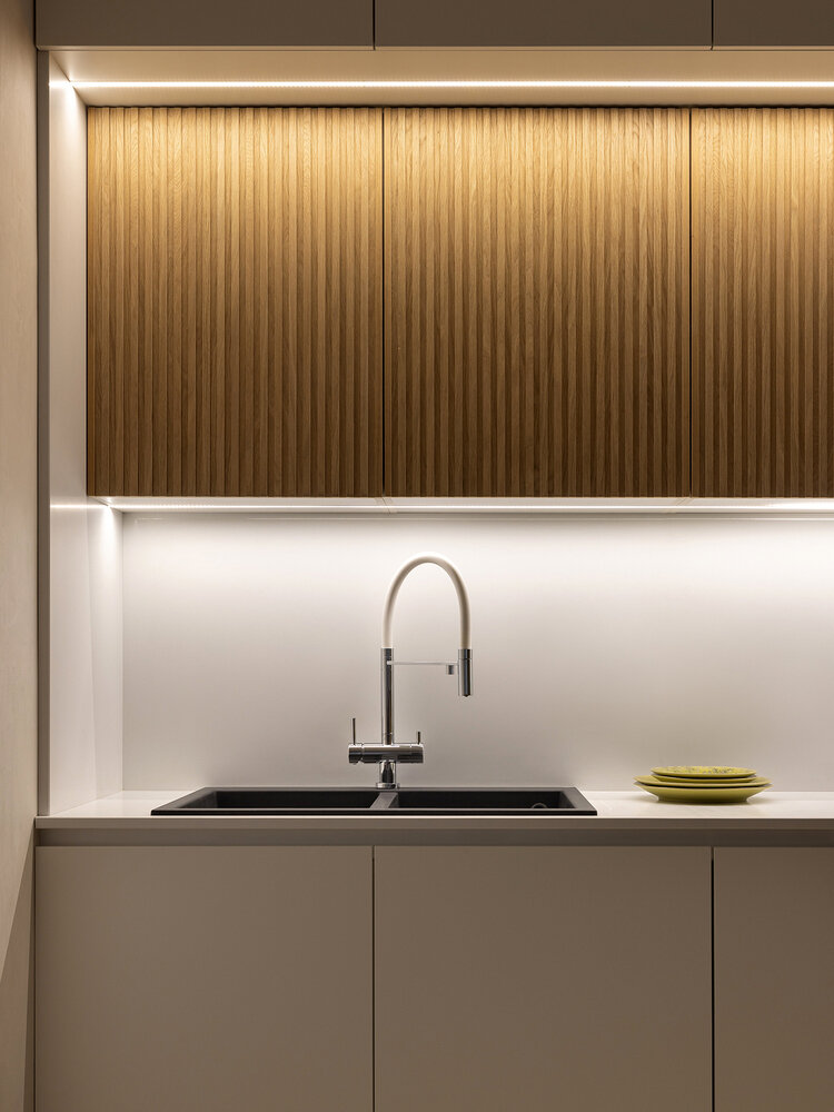 Двойное освещение рабочей части: под верхними и антресольными шкафчиками встроена светодиодная лента. Двойное освещение рабочей части: под верхними и антресольными шкафчиками встроена светодиодная лента.