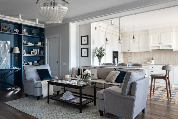 Стены окрашены в светло-серый оттенок, на полу использовали кварцвинил.