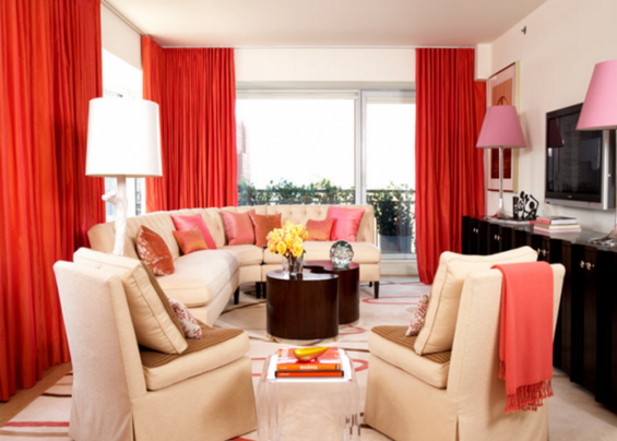 Фотография: Гостиная в стиле Современный, Декор интерьера, Дизайн интерьера, Мебель и свет, Цвет в интерьере, Стены, Розовый, Фуксия – фото на INMYROOM