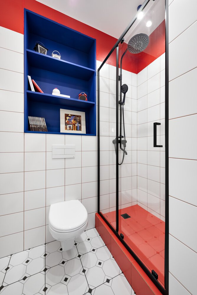 Инсталляция унитаза расположена напротив входа, поэтому спроектировали сверху яркую нишу, чтобы именно она привлекала к себе все внимание. Инсталляция унитаза расположена напротив входа, поэтому спроектировали сверху яркую нишу, чтобы именно она привлекала к себе все внимание.