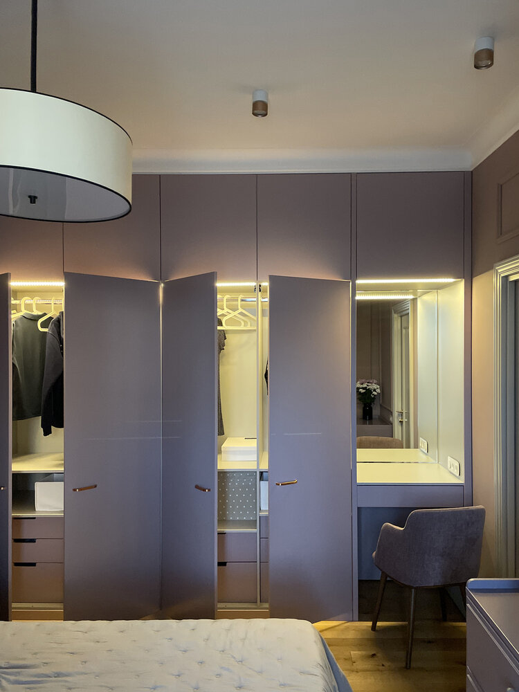 Шкаф разделили на мужскую и женскую зоны. Туалетный столик и шкафы снабдили подсветкой. Шкаф разделили на мужскую и женскую зоны. Туалетный столик и шкафы снабдили подсветкой.