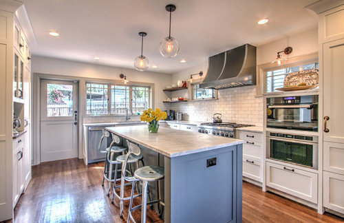 Фотография: Кухня и столовая в стиле Скандинавский, Интерьер комнат, Цвет в интерьере, Белый, Кухонный остров – фото на INMYROOM