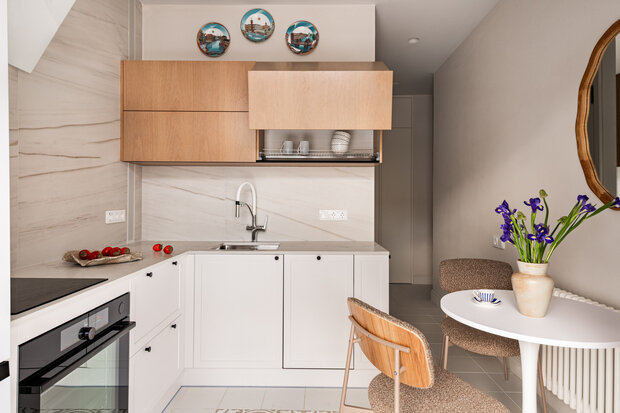 Фотография: Кухня и столовая в стиле Современный, Квартира, Проект дня, Москва, Сталинка, 2 комнаты, 40-60 метров, Патриаршие пруды, винтаж/ретро, Рамиля Шагиева, Эмиль Шагиев – фото на INMYROOM