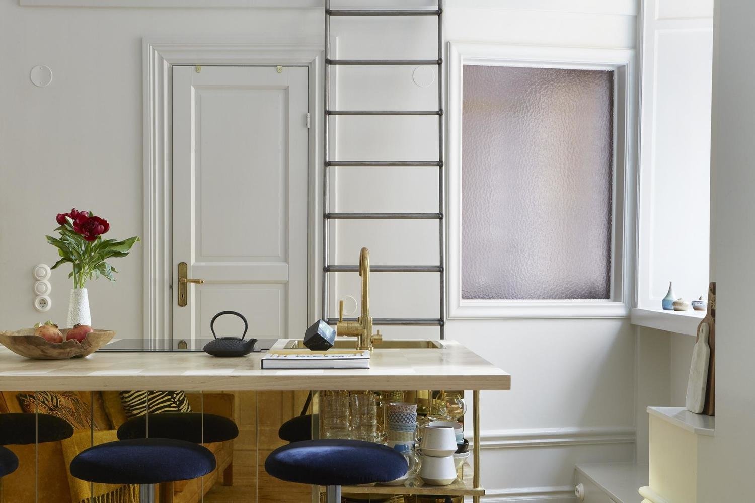 Фотография: Кухня и столовая в стиле Эклектика, Скандинавский, Декор интерьера, Малогабаритная квартира, Квартира, Студия, Швеция, Стокгольм – фото на INMYROOM Фотография: Кухня и столовая в стиле Эклектика, Скандинавский, Декор интерьера, Малогабаритная квартира, Квартира, Студия, Швеция, Стокгольм – фото на INMYROOM