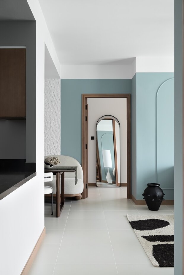 Потолок в зоне кухни и холл выкрашены в серый цвет — выделили отдельно объемы.