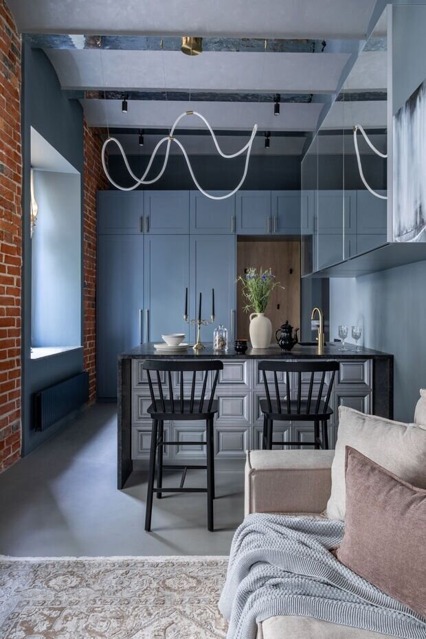 Фотография: Кухня и столовая в стиле Современный, Малогабаритная квартира, Квартира, Студия, Проект дня, Москва, Кирпичный дом, до 40 метров, современный с элементами лофта, Варвара Головко – фото на INMYROOM