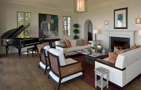 Фотография: Прихожая в стиле Прованс и Кантри, Спальня, Дом, Терраса, Цвет в интерьере, Дома и квартиры, Интерьеры звезд, Белый, Камин – фото на INMYROOM