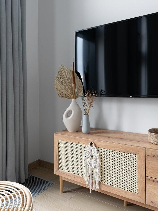 При входе в квартиру предусмотрели две зеркальные двери-купе, за одной из них расположился вход в гардеробную, за второй — прачечный шкаф. Мебель выполнена на заказ в размер помещения, но это тот случай, когда экономия неуместна, задействован каждый сантиметр.