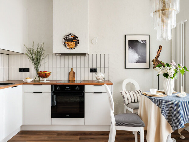 На кухне фартук выложен плиткой, но затирку использовали контрастную.