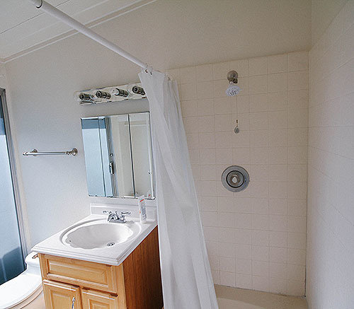 Фотография: Ванная в стиле Современный, Декор, Белый, Переделка, Черный, Ремонт на практике – фото на INMYROOM