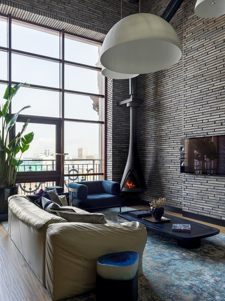 Подвесные сферические светильники изготавливались на заказ итальянцами Catellan & Smith в более крупном размере. Подвесные сферические светильники изготавливались на заказ итальянцами Catellan & Smith в более крупном размере.